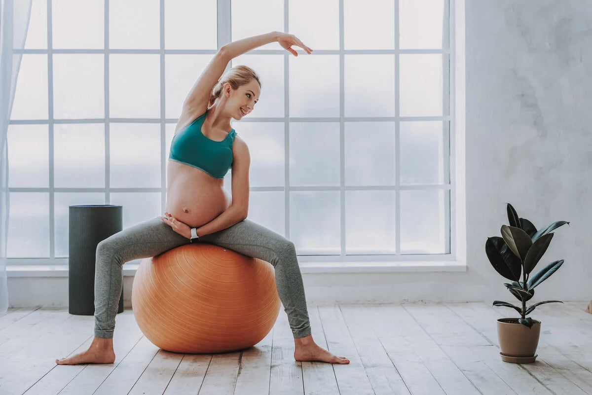 Usar una pelota de pilates durante el embarazo facilita la labor de parto